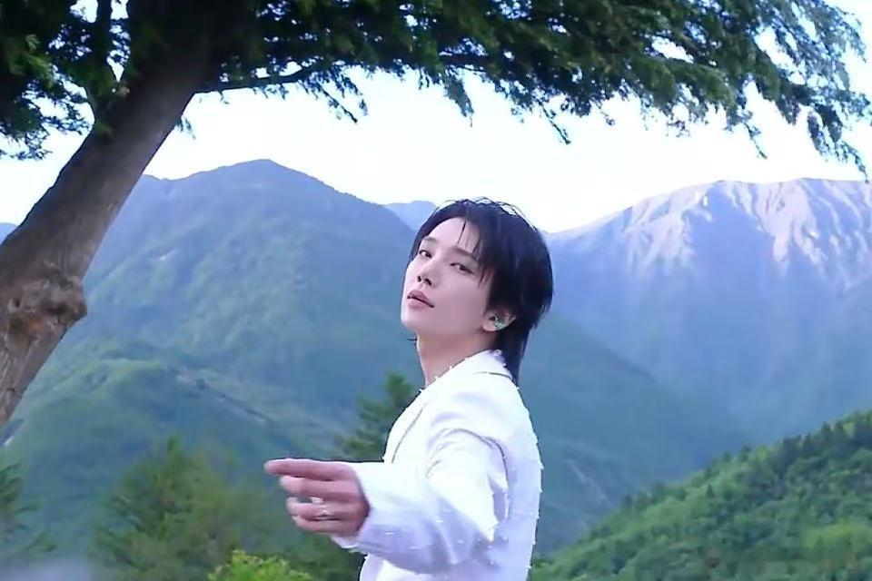 精神出问题在大街上游荡的流浪汉 