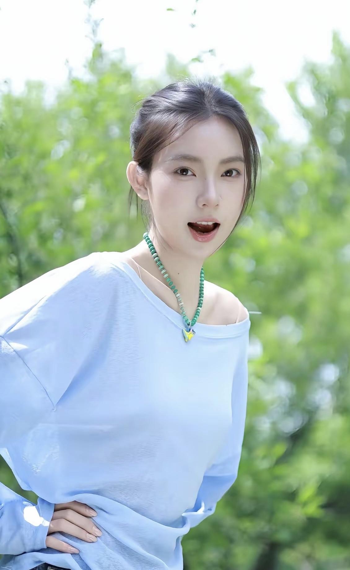 碧玉妆成一树高，万条垂下绿丝绦。
