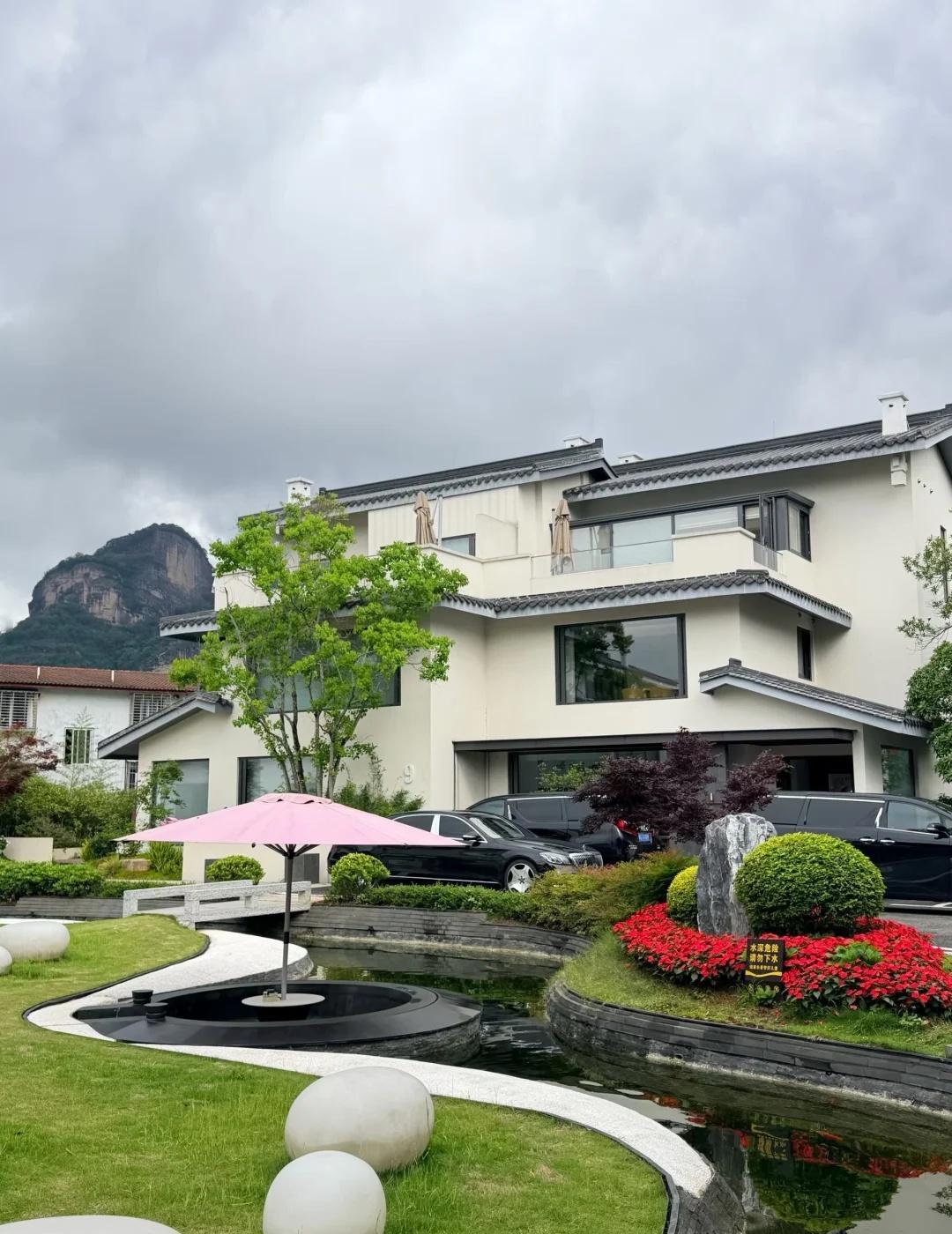 终于明白
中国人的终极浪漫
就是一方小院，背靠青山🌿
有山有水，有花有景
看云