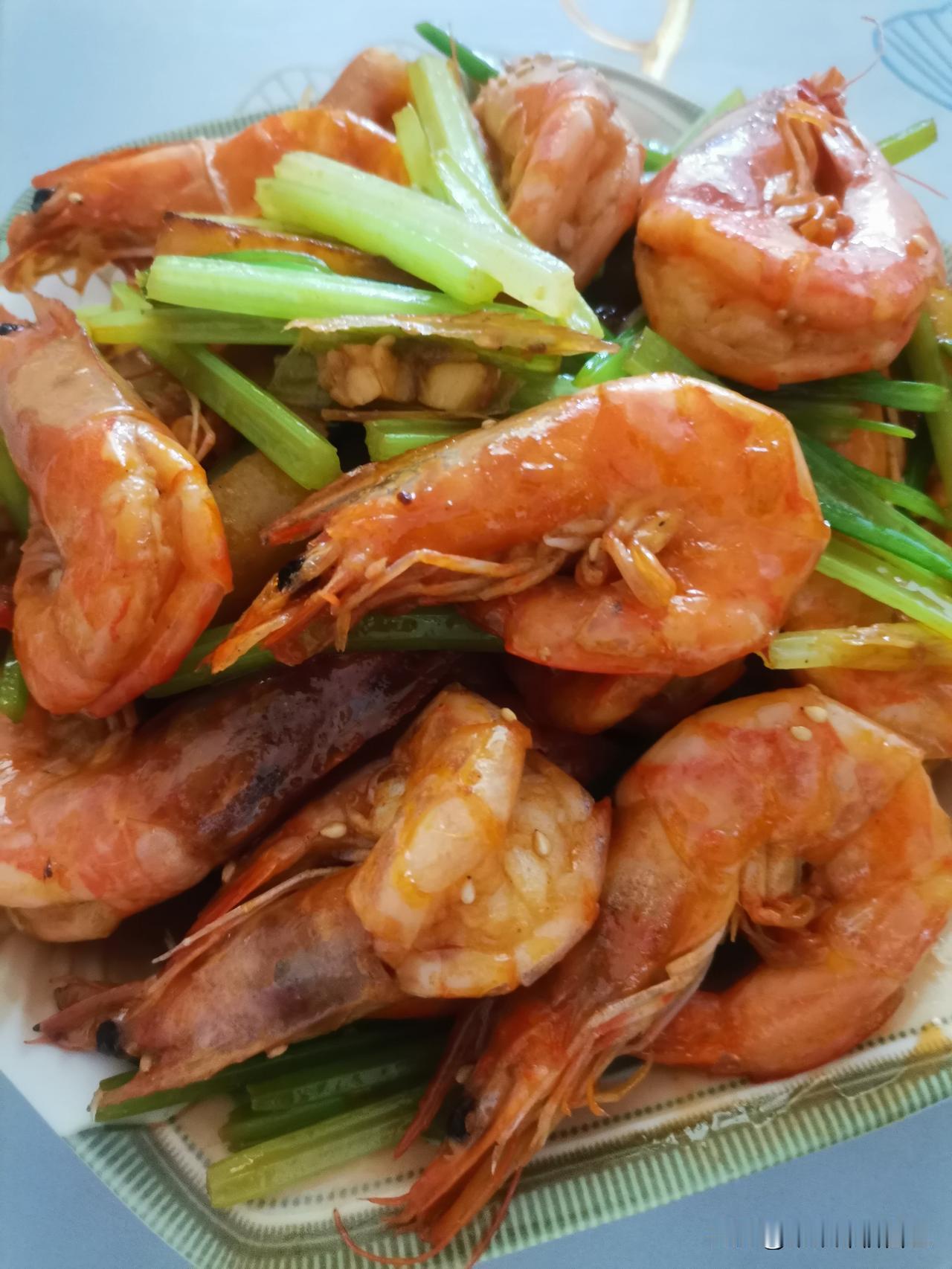 《了凡四训》中说：“故前辈有四不食之戒，谓闻杀不食、见杀不食、自养者不食、专为我