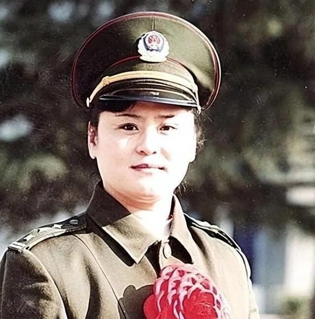 1988年，女警王玉荣结束卧底任务未换警服，遭两名壮汉强行塞进出租车，脖子被歹徒