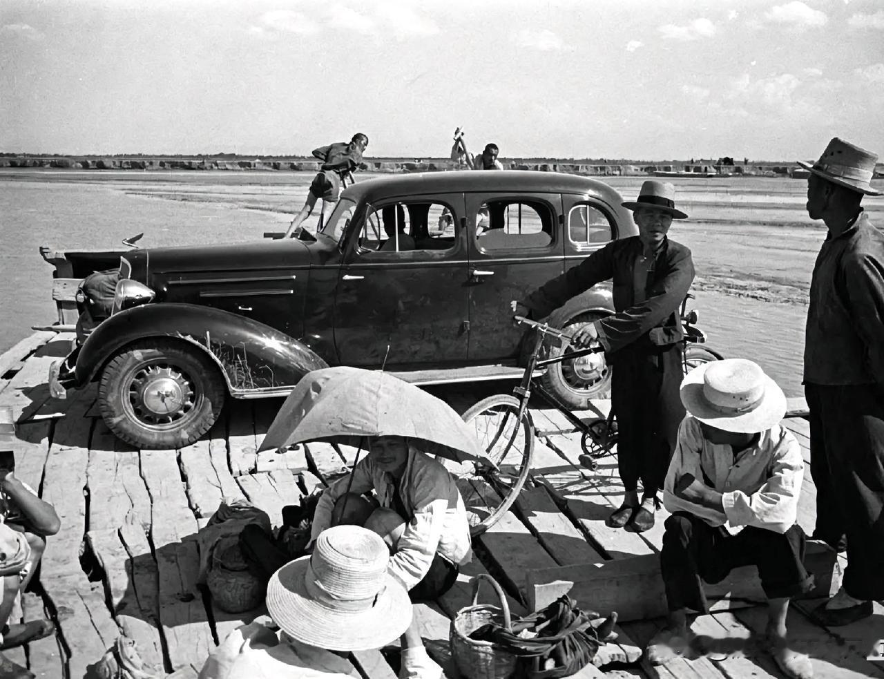 兰州人真的很时尚！这艘载人过黄河的大木船上，我们能找到，民国时期兰州的各种时尚元