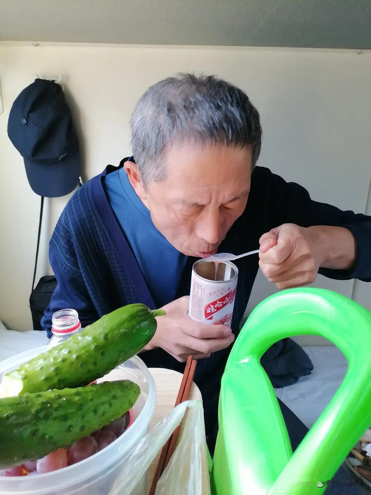 我们已经从长春上火车了，我们中午饭开始就餐了～

        一人一罐八宝粥