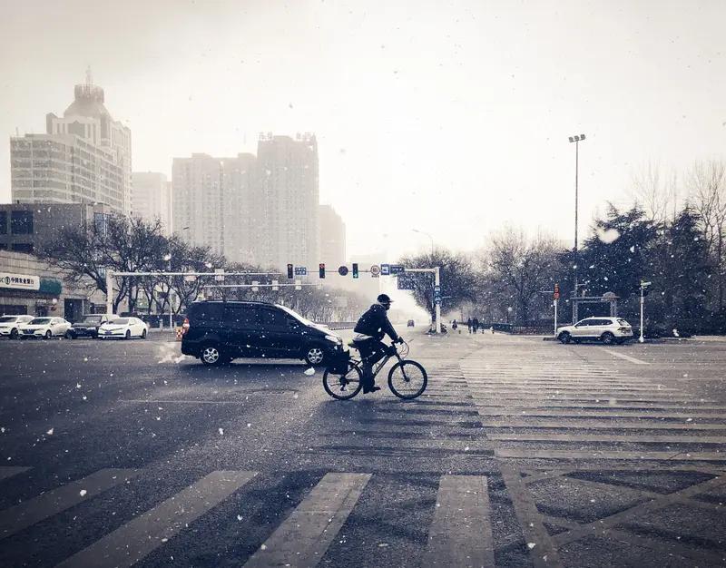 我的下雪躺平之梦
每日睁眼的头一件事，便是扒着窗户瞧瞧银川的天色，满心盼着雪花快