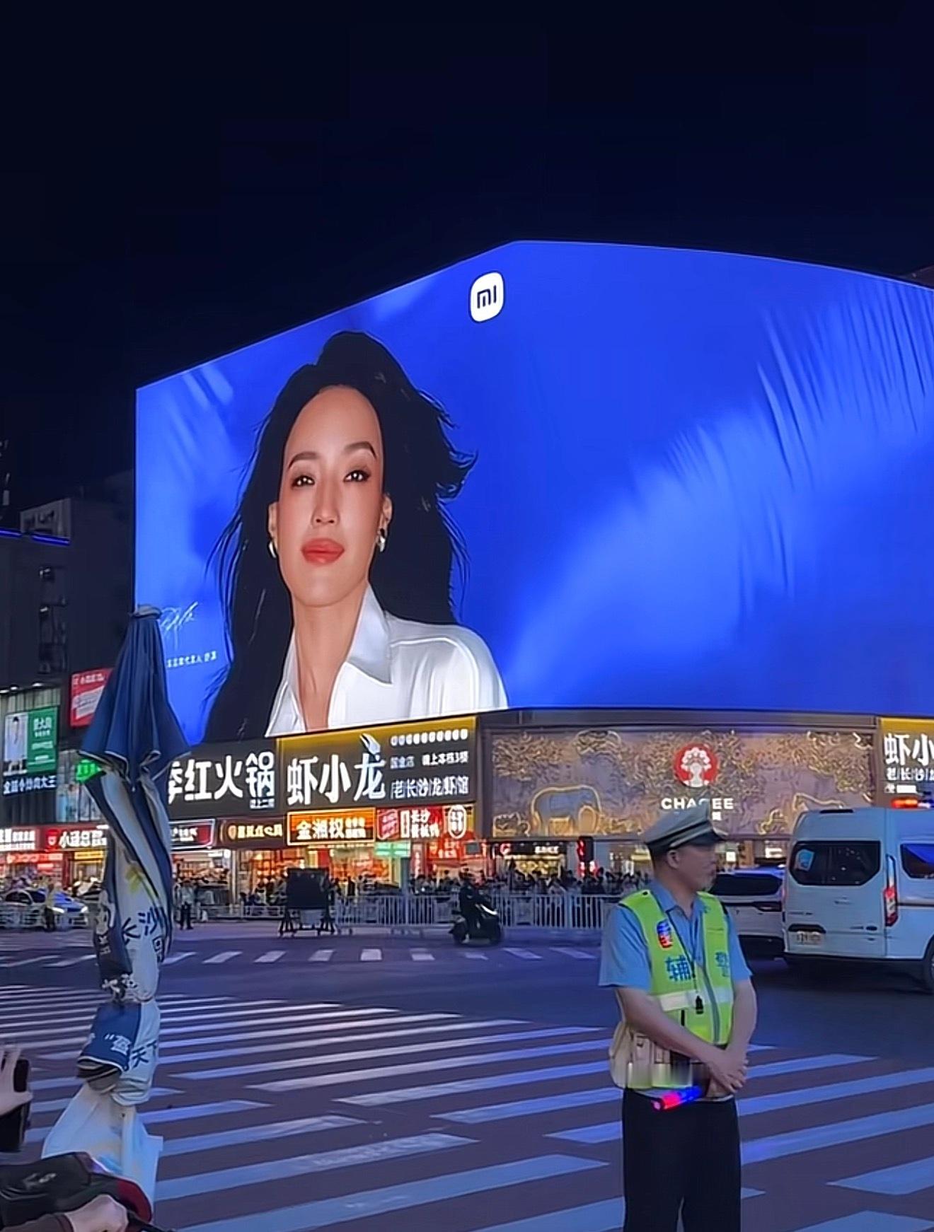 你说气人不，舒淇代言的小米 SU7，小米汽车的广告，海报不放车只能用一个字形容：