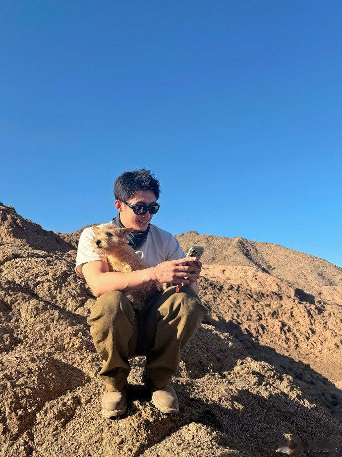 黄景瑜晒和夏天大王合照救命我真的会被黄景瑜这一脸藏不住的骄傲笑死，不就是给猫拍了