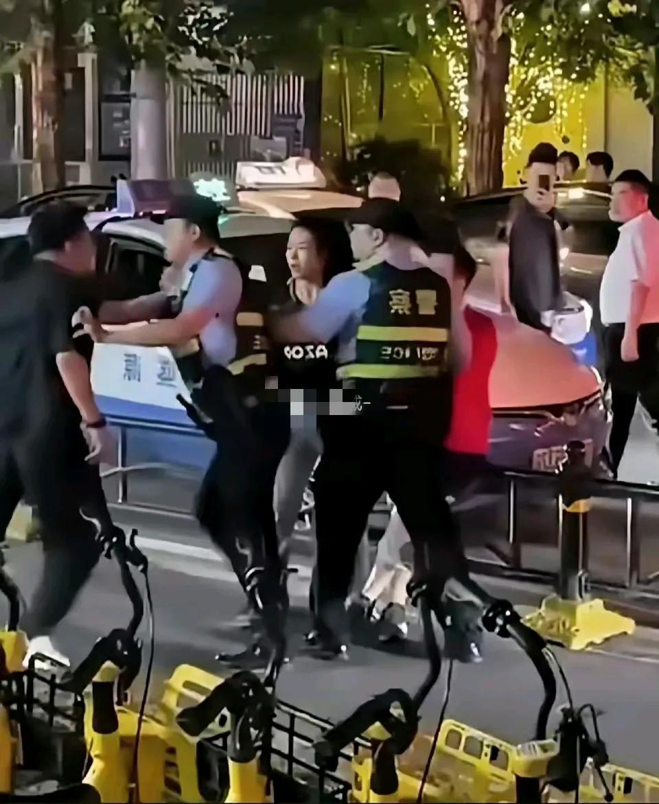 近日，在武汉街头发生了一件奇葩事！一老外不知天高地厚，公然挑衅辱骂路人，不料，被