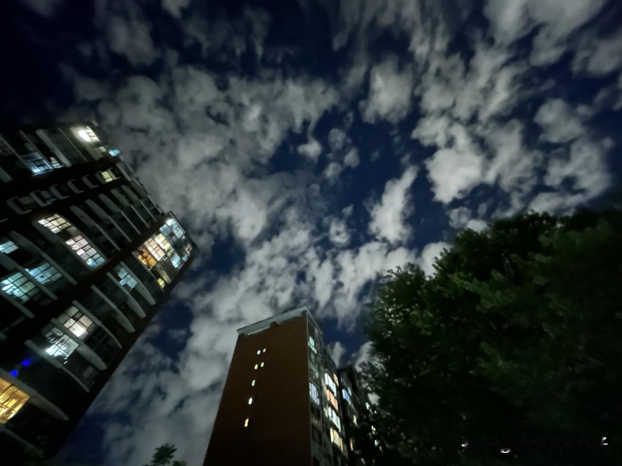 版本1（温柔短句）

秋天的夜晚真的太治愈了🌙

暑气慢慢退去，晚风带着凉意。