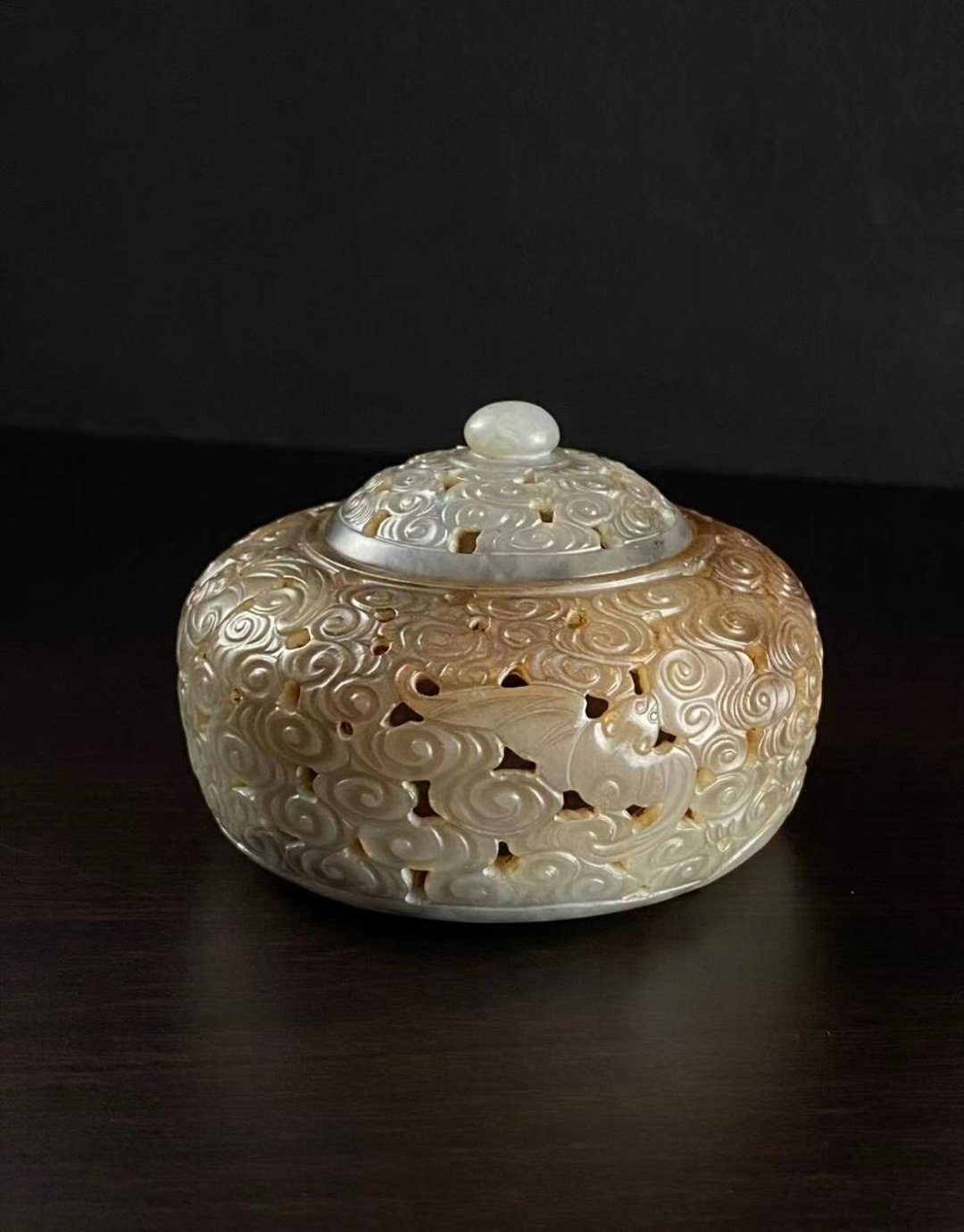 随想杂感 春秋熏香炉，新疆和田玉材质，雕工一流，包浆厚重，云纹刻画的相当细腻，云