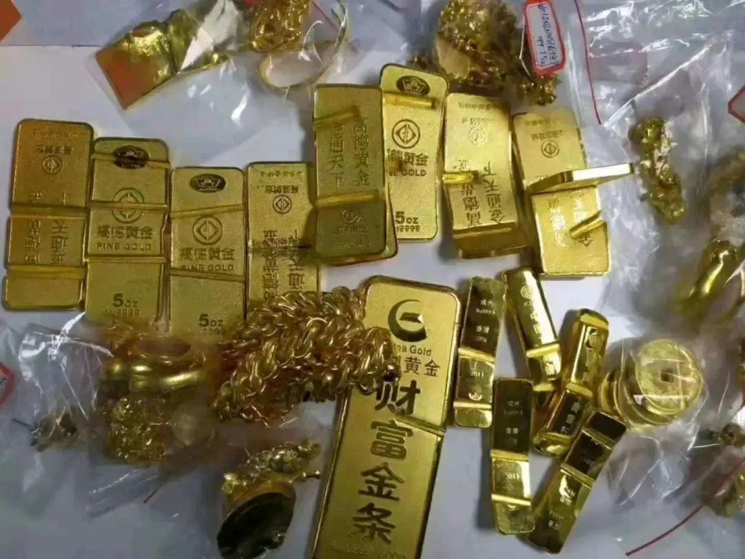 上联：真金白银入囊中；
下联：？？？