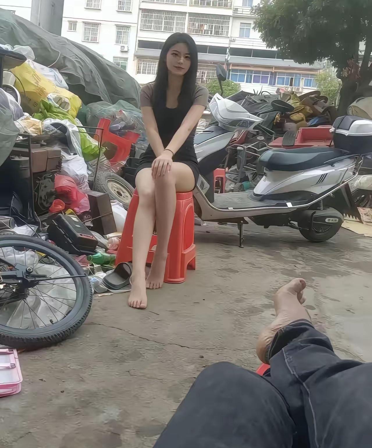 表弟是收废品的，前几天媒婆介绍了个姑娘，表弟当场就说不合适，但女的连来3天了并说