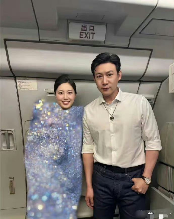 空姐与陆毅合照，空姐这衣服的马赛克是不是夸张了点啊 