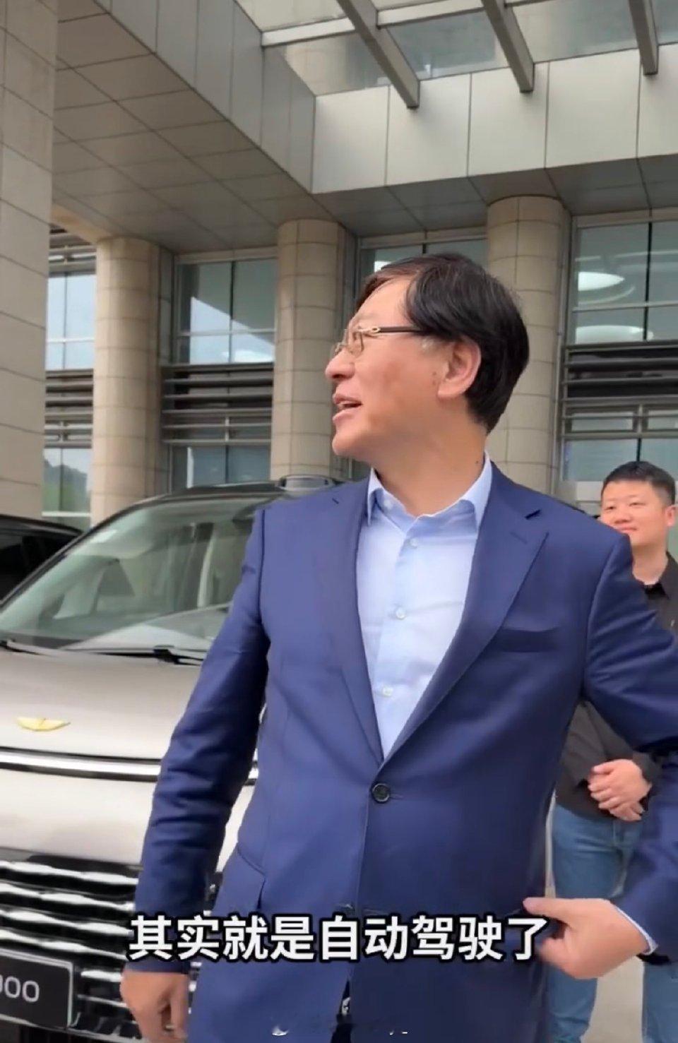 联想CEO杨元庆试驾国产豪车联想CEO杨元庆到访吉利集团并试驾极氪8X，体验完直