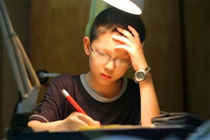 家长真不要心存侥幸了，如果孩子初中学习就使出了洪荒之力，每天熬夜到11-12点，