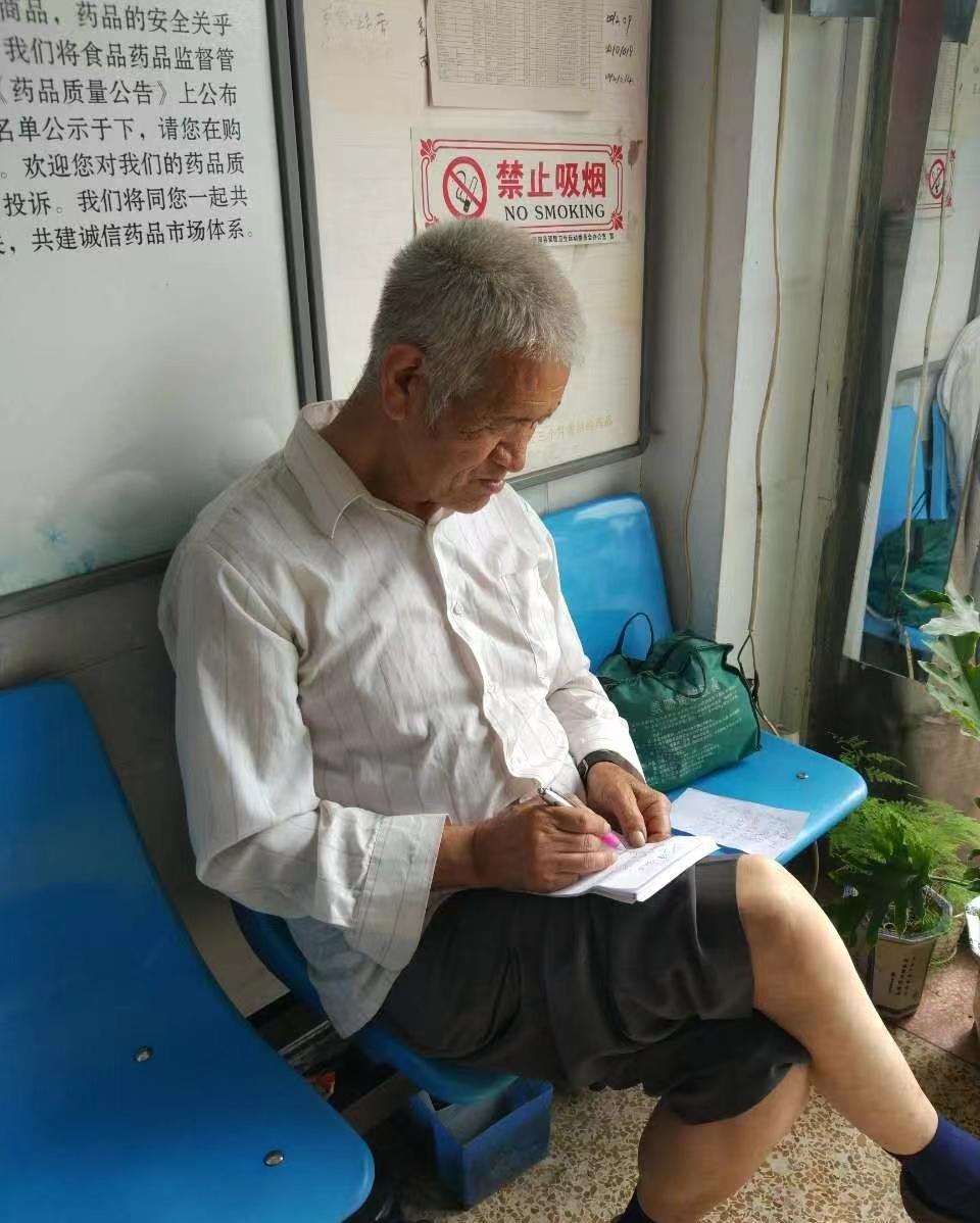 爷爷是个诗人，大家看看写的这首《七律》怎么样，什么水平？
　　《七律·红日》
　