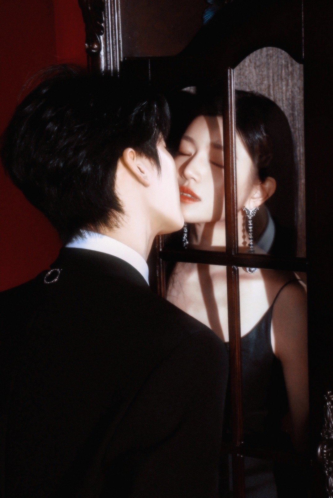 狙击蝴蝶上星《狙击蝴蝶》网播6天即官宣登陆浙江卫视黄金档，用短周期双爆印证优质内