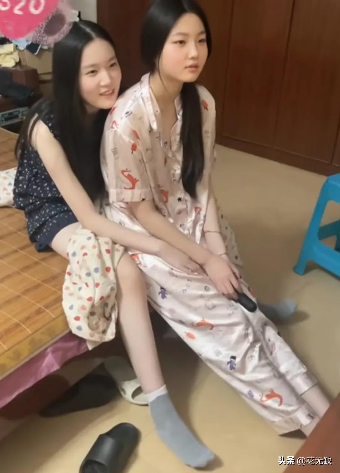 一对儿好姐妹，两个小美女