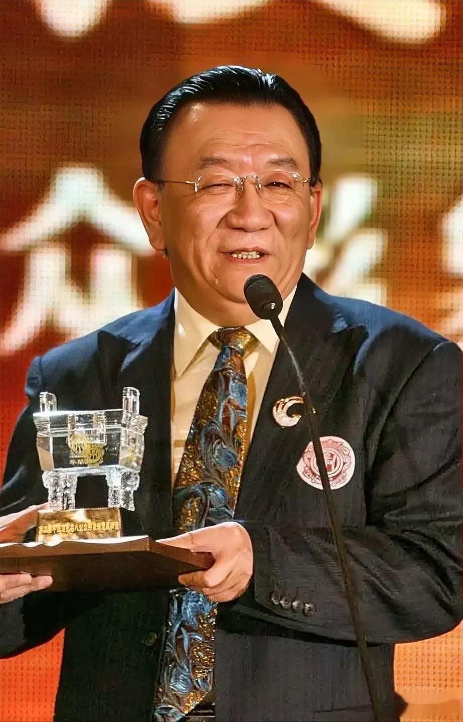 那年马季过生日，侯耀华问他想要什么礼物，马季说:你来喝酒就行，什么也不要，侯耀华