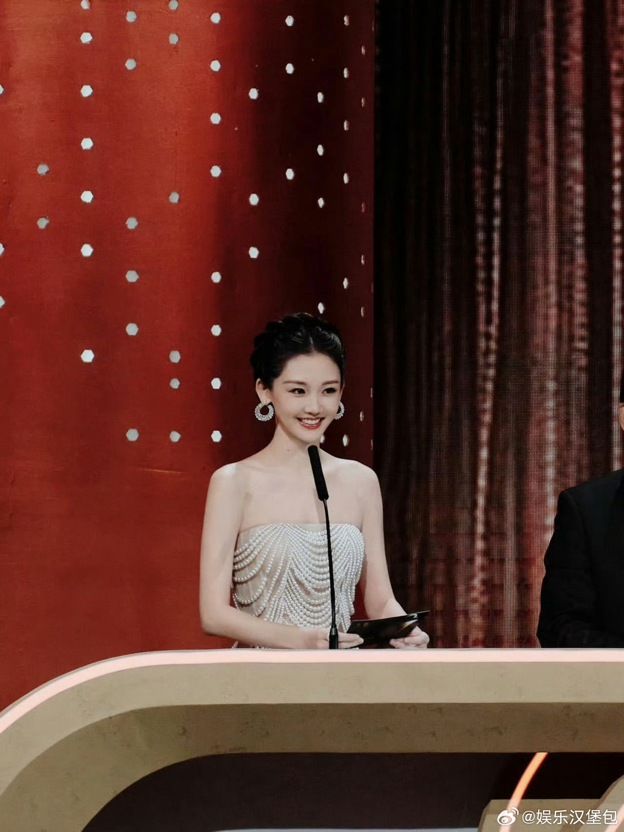 苗苗今年想复出拍戏 苗苗在采访里提起复出时，眼里闪着对镜头的向往，那句“还是想站