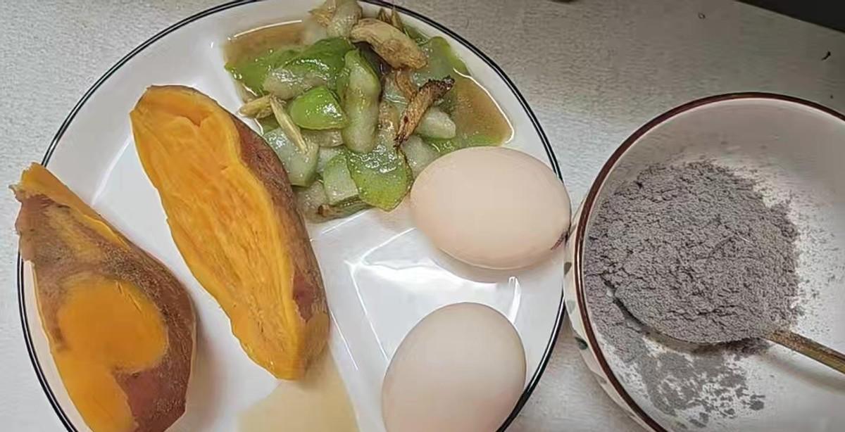 一天只吃一个鸡蛋，扛到第七天，点了碗面条，青菜吃完，刚嗦两口就撑得打嗝了。当时心
