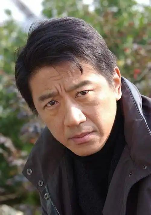 一名演员，戏拍了七成，突然提出片酬翻倍，不满足就直接撂挑子罢演。导演二话不说，将