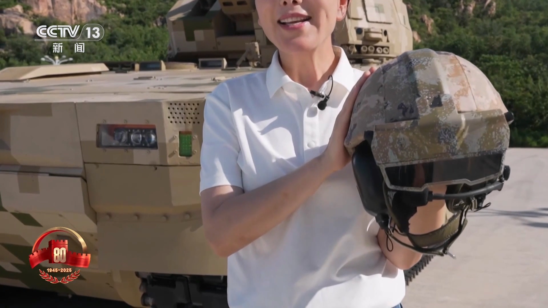九三盛大阅兵国之重器亮相阅兵场100坦克和100支援战车的驾驶员都配备了新型头盔