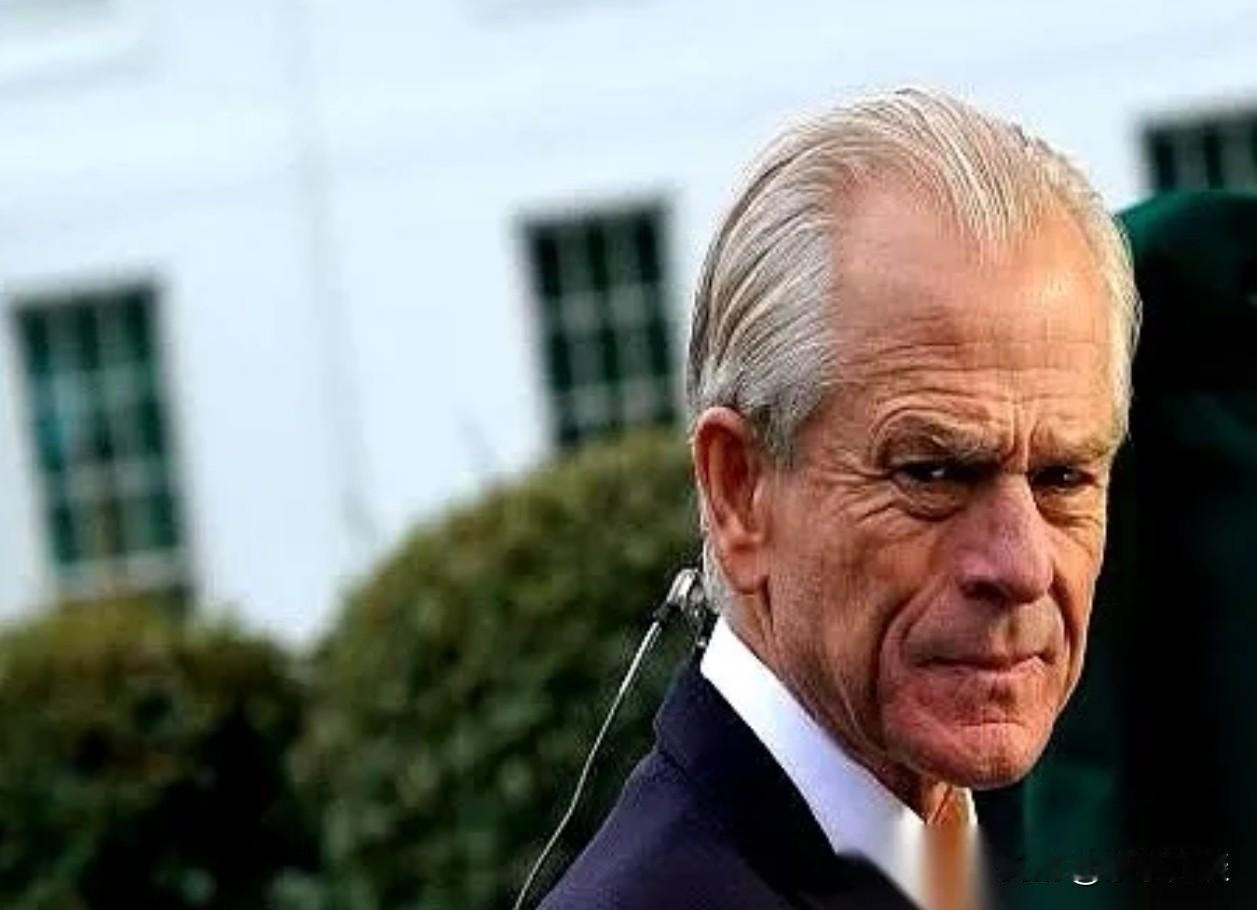 特朗普的老贸易顾问纳瓦罗，最近对着电视镜头一点没含糊，直接摊牌了。他说美国跟中国