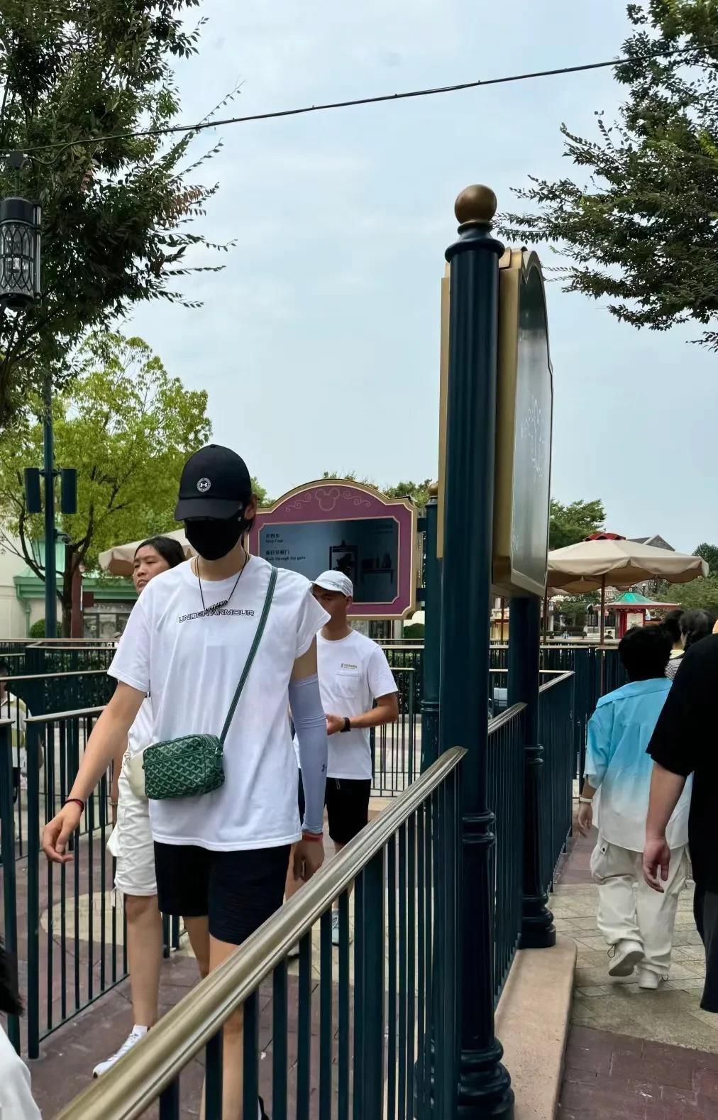 朱婷这趟上海之旅，真是热闹非凡！1米98的她带着全家出游，粉丝一眼就认出来了，这