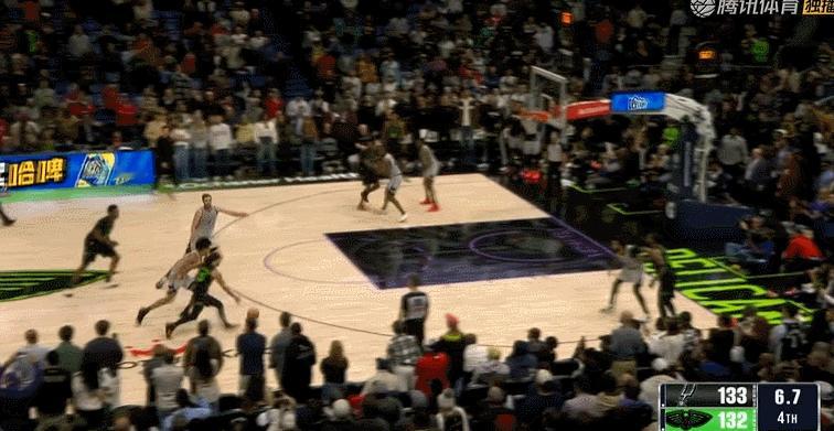 鹈鹕这一球，战术十分清晰。先是由阿尔瓦拉多进行纵贯全场的冲刺，扰乱马刺防守阵型，