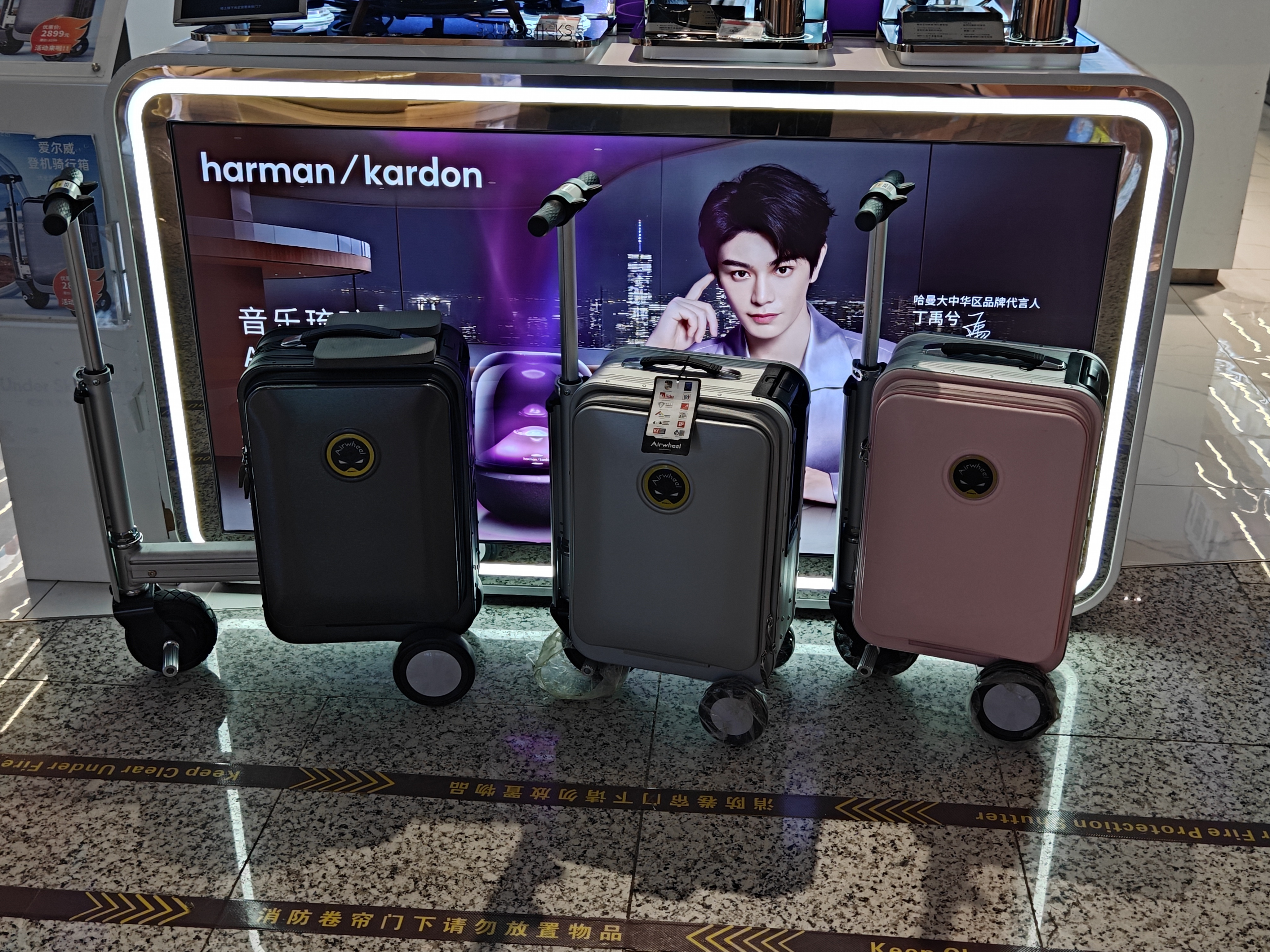 霸天，你值得拥有，已经帮你考察过了，买家秀在机场穿行，很丝滑