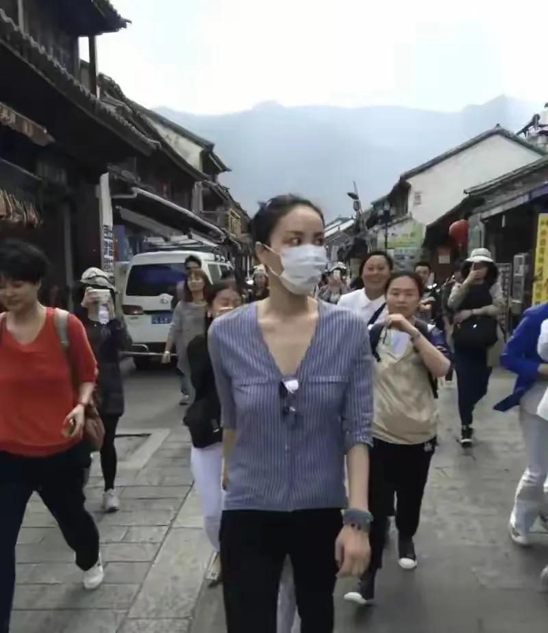 王菲现在到底算不算退圈？说完全退了吧，她偶尔还会出来唱两句；说她还在圈里吧，那些