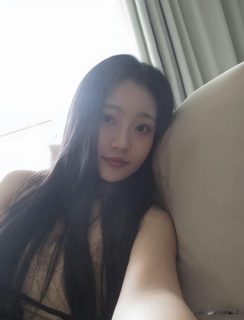 闺蜜也太会照相了吧，那个背光加上她的脸庞简直就是一幅世界名画呢！

我在她面前有