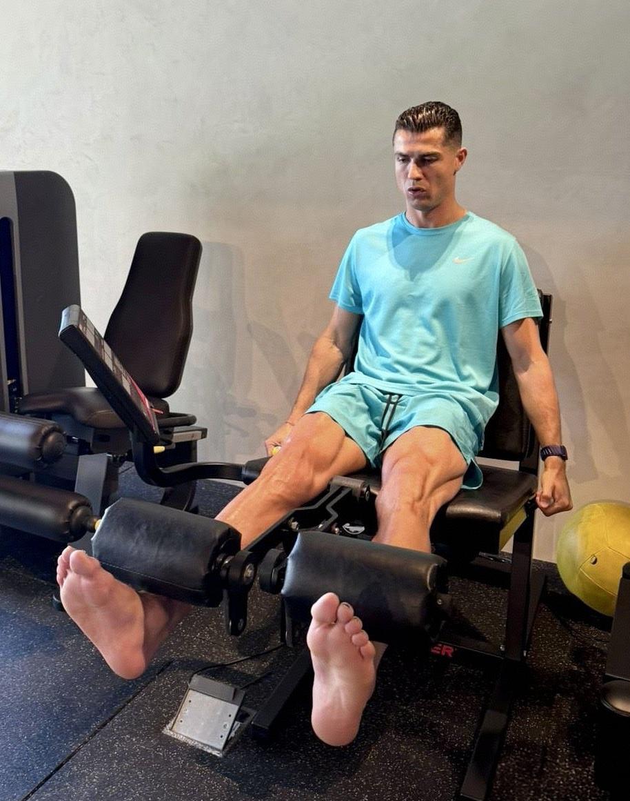 你不得不承认C罗就是历史第一！
当然这里是有前缀的，足坛历史上晒健身照的第一人非