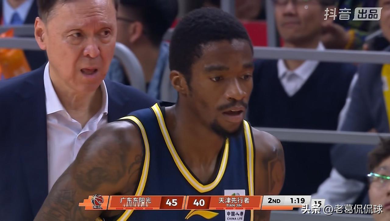 广东东阳光外援萨姆纳真是大杀四方！在今天广东东阳光主场迎战天津先行者的比赛中，目