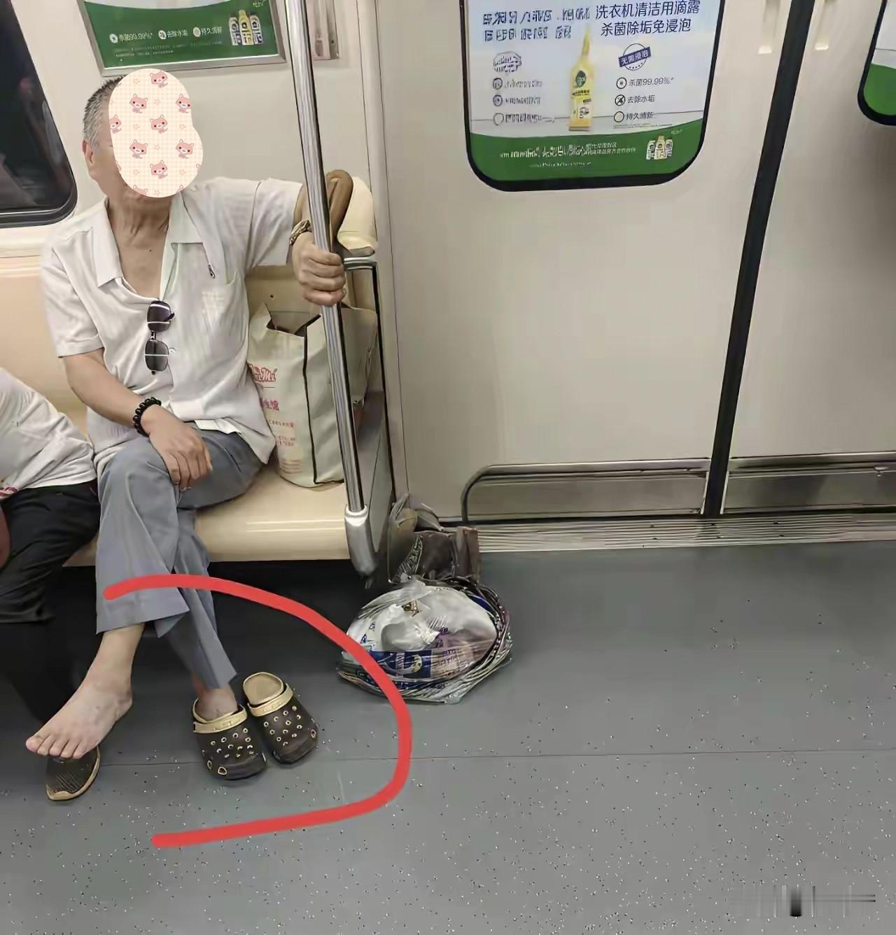 在公共场合，但凡有点讲究的人，就不会退掉鞋子，这会遭人嫌弃的。

公共场合脱掉鞋
