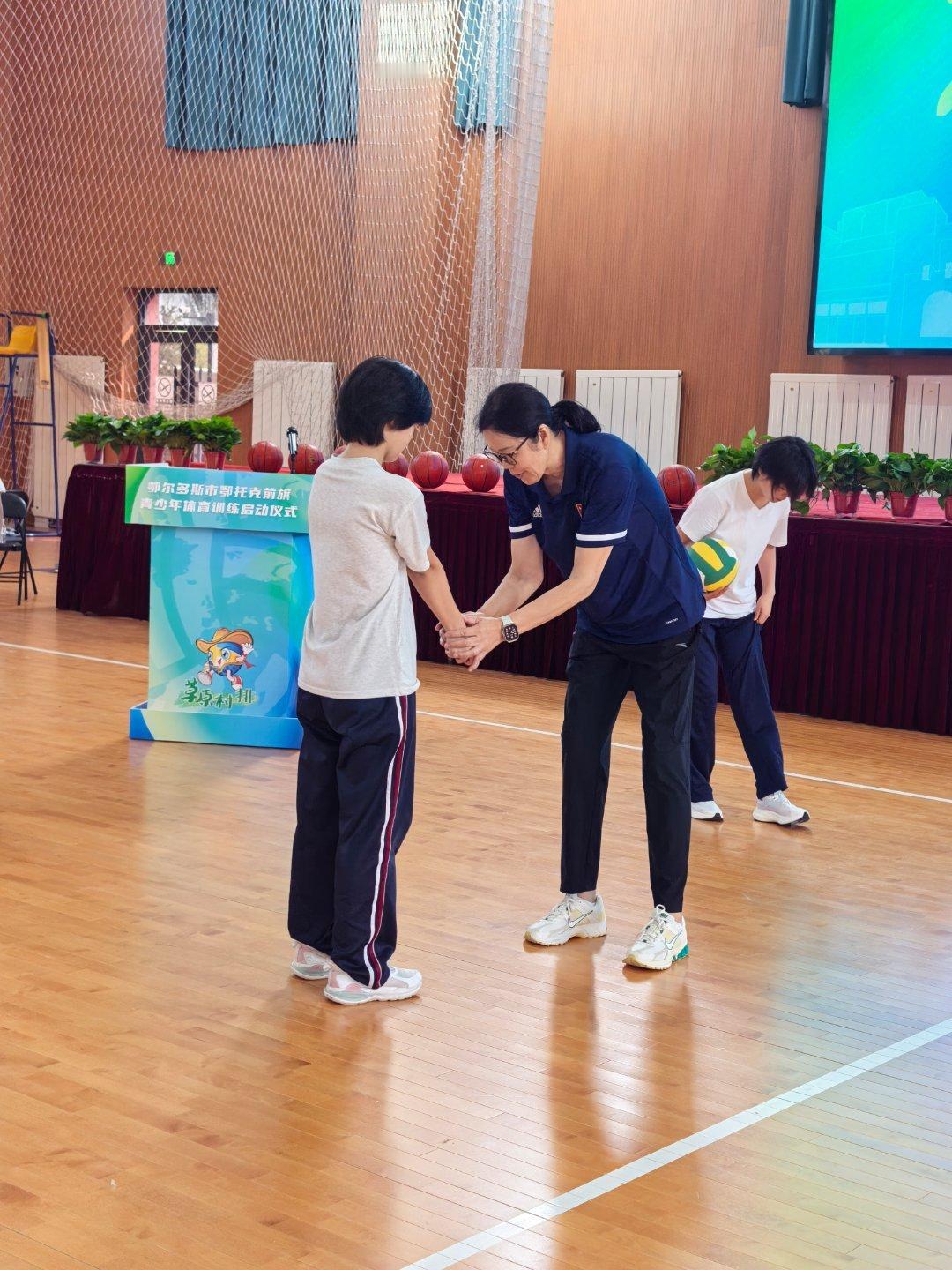 郎平指导的一堂大师课！鄂托克前旗的学生们有福气！郎导身形矫健，活力满满！郎平[超