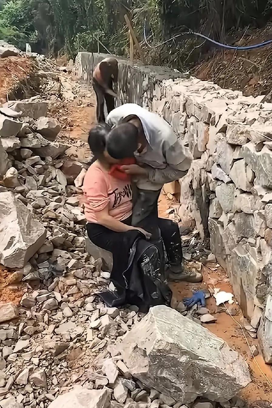 一个让人泪目又感动的画面：
一对老夫妻在工地上帮队伍砌水渠，两夫妻看起来应该有5