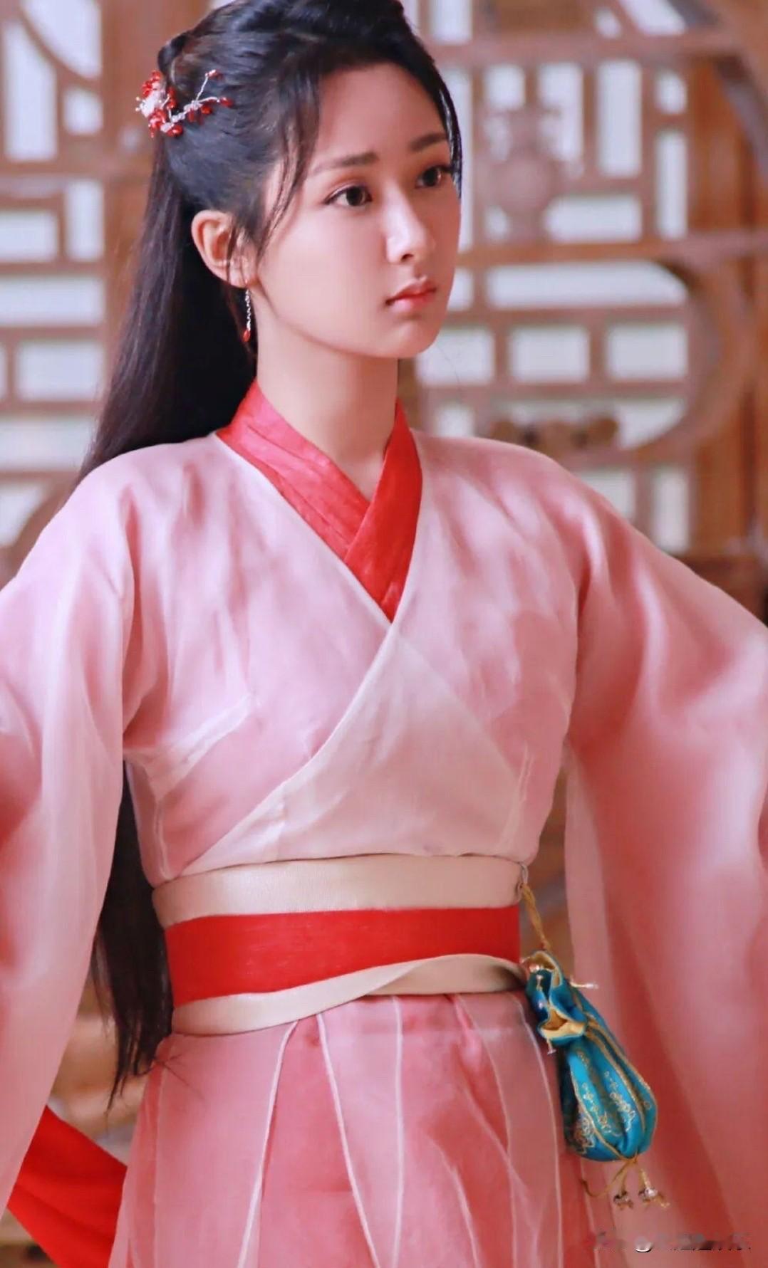 同样是从小在镜头前长大，靠国民度打底，又都凭仙侠剧一飞冲天：杨幂的《三生三世十里