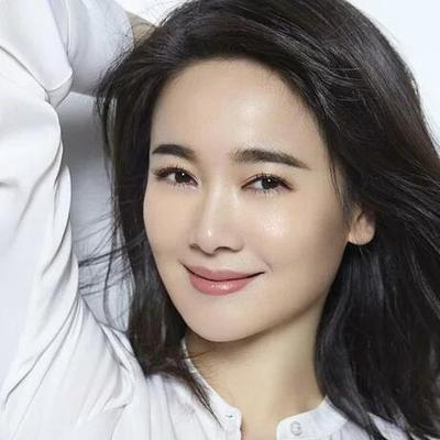 2010 年 10 月，演员左小青与比自己大二十岁的商人高权健，在上海和香港两地