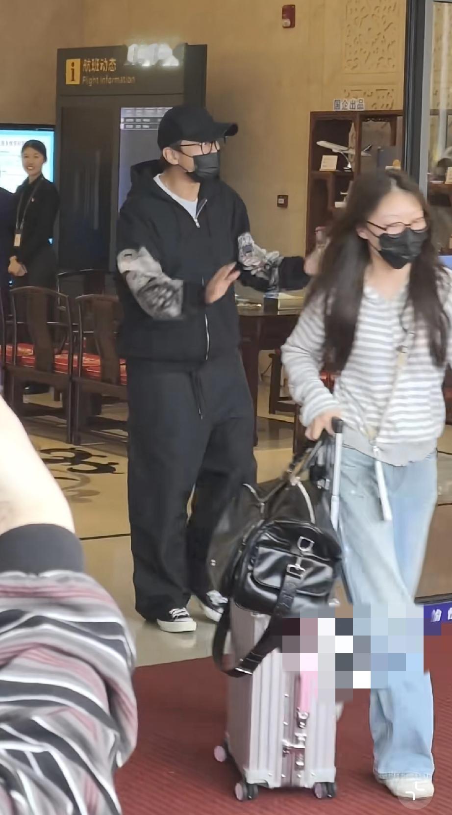 4月14日，邓超与陈赫现身桂林，准备录综艺《哈哈哈哈哈》，邓超一扭头后脑勺全是白