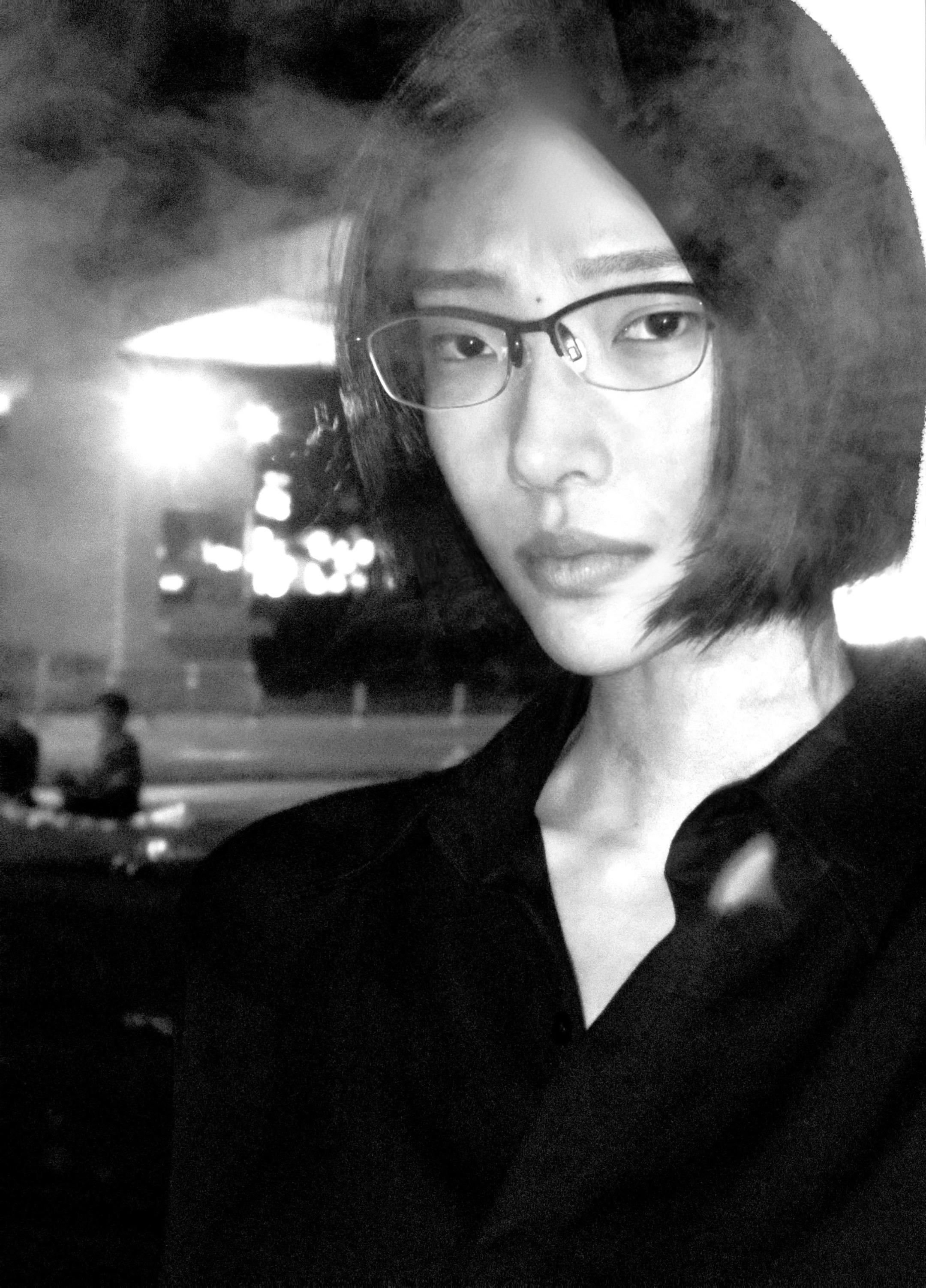 你拿针缝补情感，线断了就扯下头发继续缝。