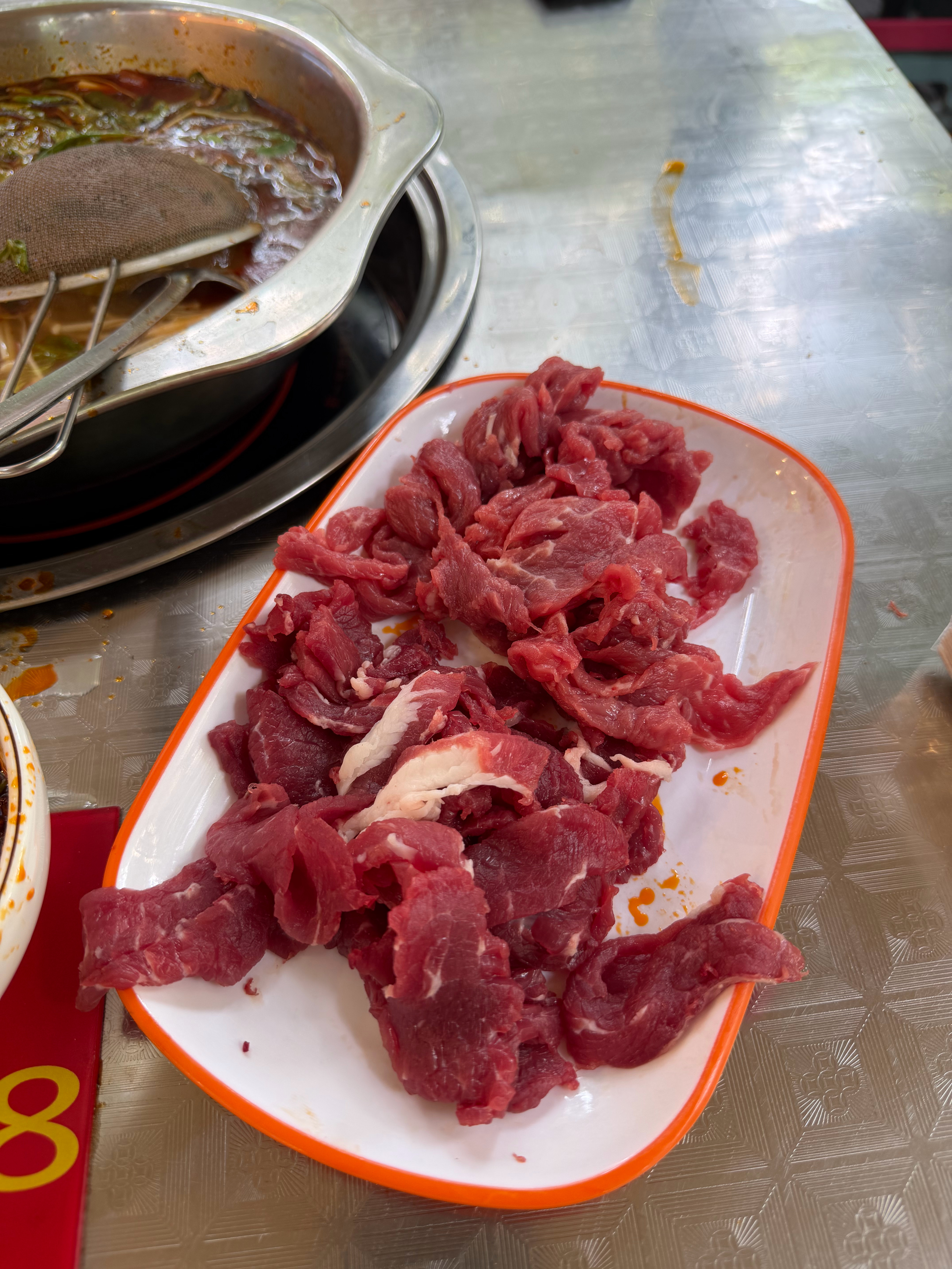休息日，路过一自助牛肉火锅店，69一位，牛肉蔬菜无限吃。你觉得这价格怎么样？微博