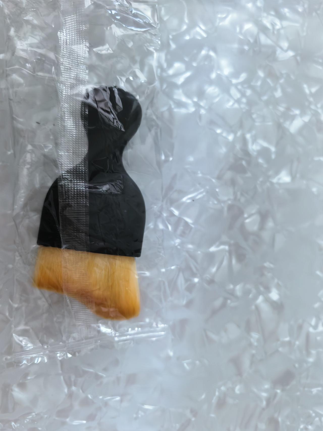 汽车中控屏，空调出风口，仪表盘还有各种缝隙里，即便是再怎么封闭，只要十天半个月，