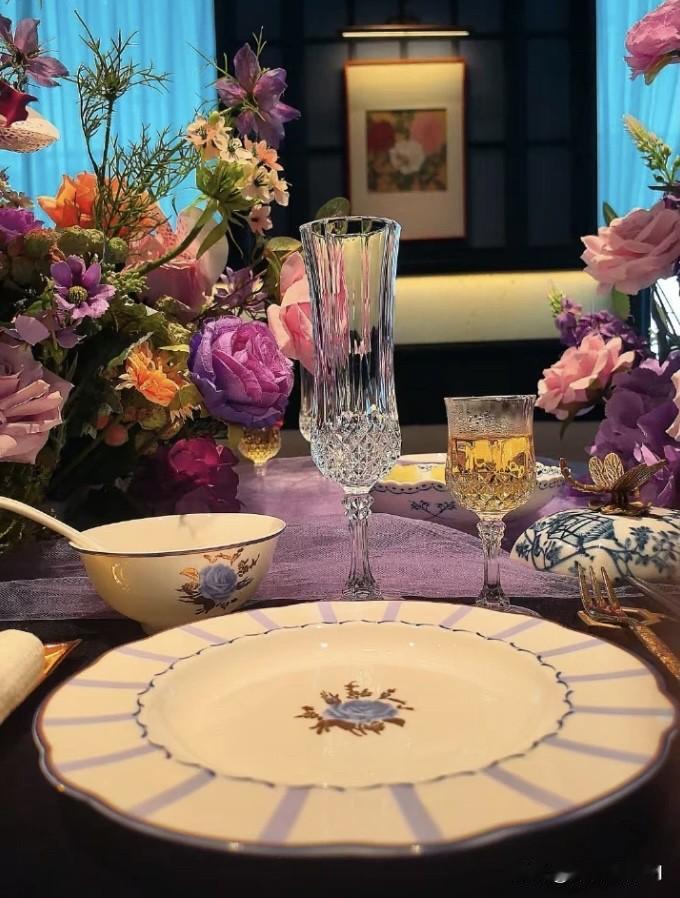 有一个女同事，比我小几岁，已婚已育，我未婚单身。她总喜欢在我面前夸她老公对她多好