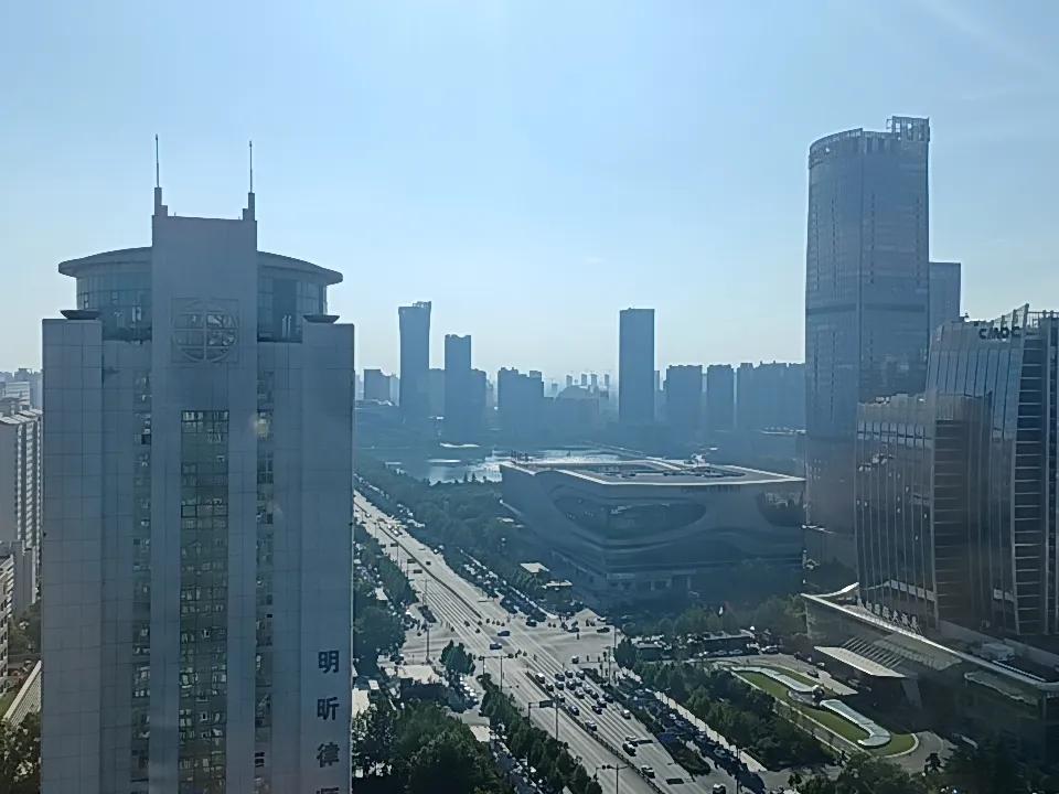 没有赚钱效应的股市，能走多远？
上周五才破了四年新高，这周一就再次破了十年新高。
