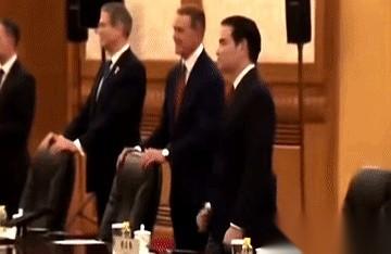 鲁比奥终于站在这了。
脚下是能陷进去半个脚踝的深红色地毯，头顶的水晶吊灯碎光晃得