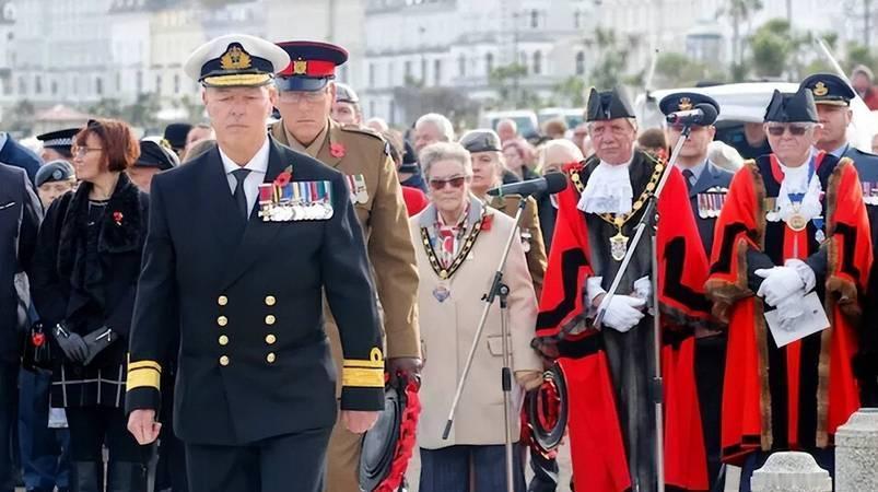 一套军装，真能上升到国家安全危机？英国有政客最近就这么喊了。

7月5日，英媒披