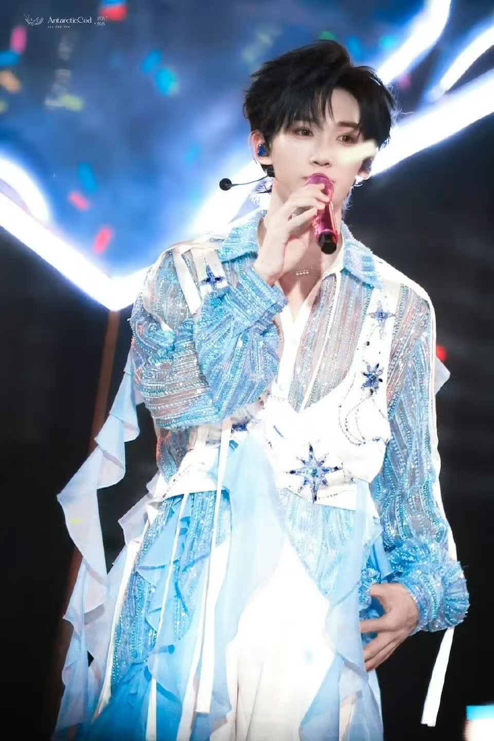 余宇涵STARLIGHT舞台 谁懂啊！余宇涵今天的舞台，舞跳得更是丝滑又有劲！身