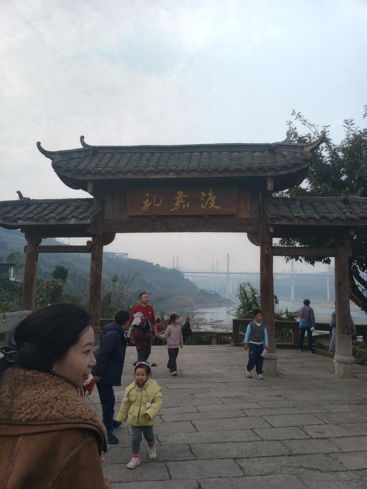 六七十年代的农民出行都靠什么那个年代农民出行很简单。在我的记忆里，我们家离县城有