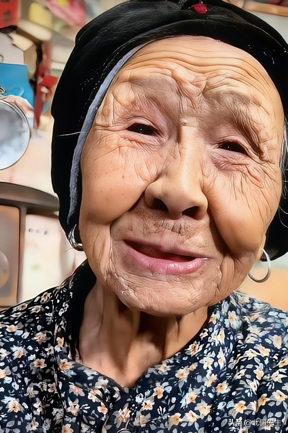 长寿真的是活出来的，
这位山东的106岁奶奶，
满脸皱纹却眼神明亮，
一口乡音通